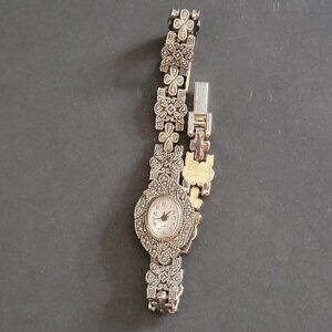 Vintage Viviani Silver Tone Pearlized Japanese Movement Quartz Wristwatch Works